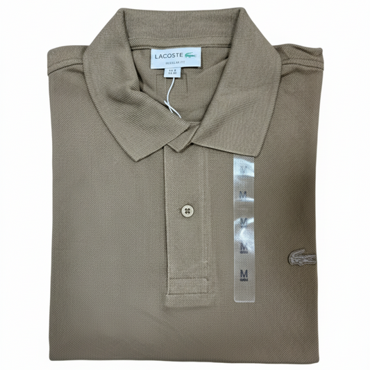 REMERA ESTILO POLO - VERDE MUSGO - LOGO ENGOMADO LC