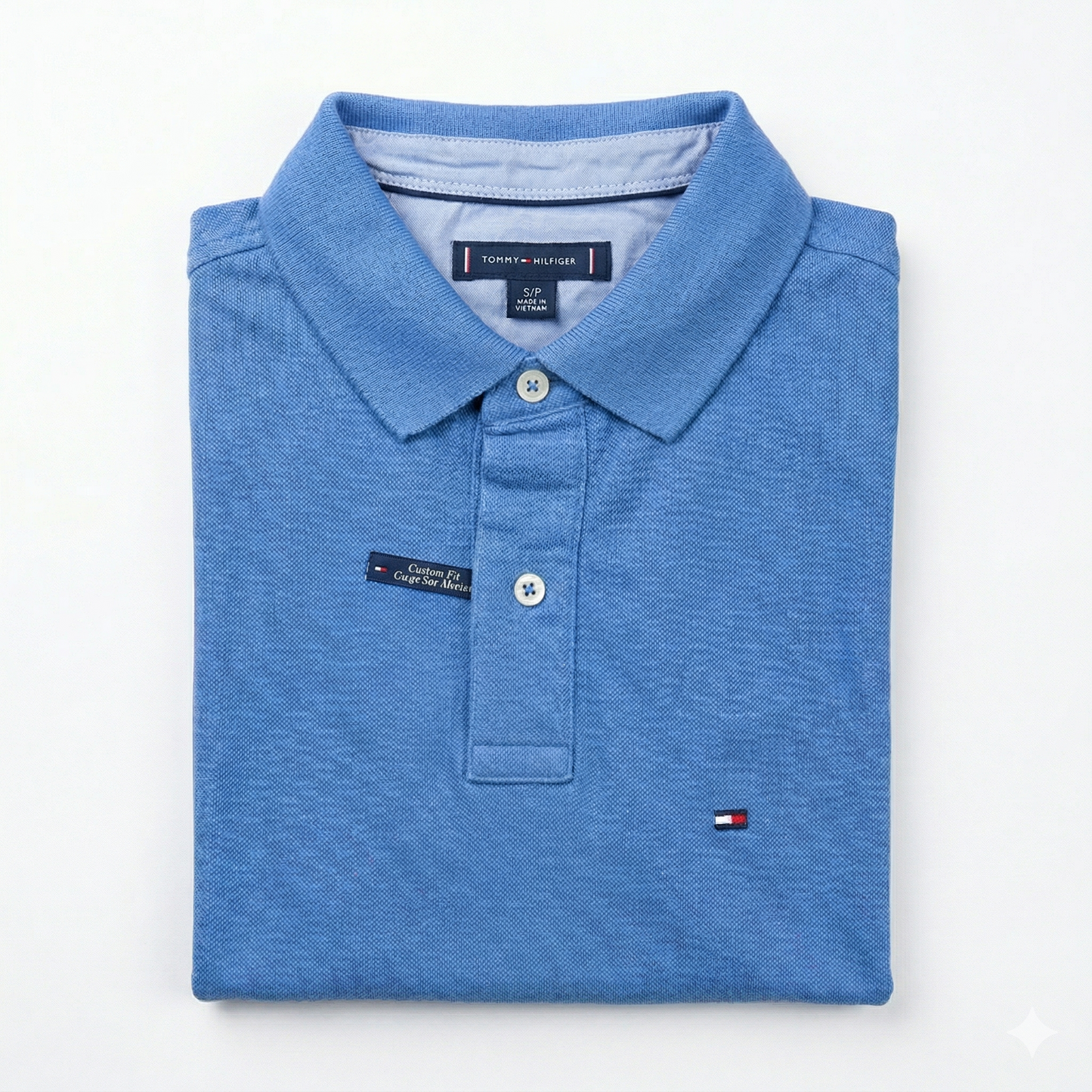 REMERA ESTILO POLO - JEANS CLARO - LOGO TRADICIONAL TH